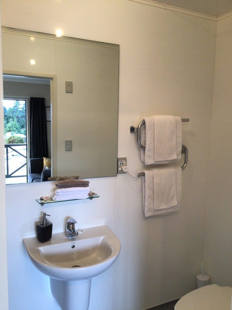 Fiordland Great Views Holiday Park Park Motel - 2 Adults 4