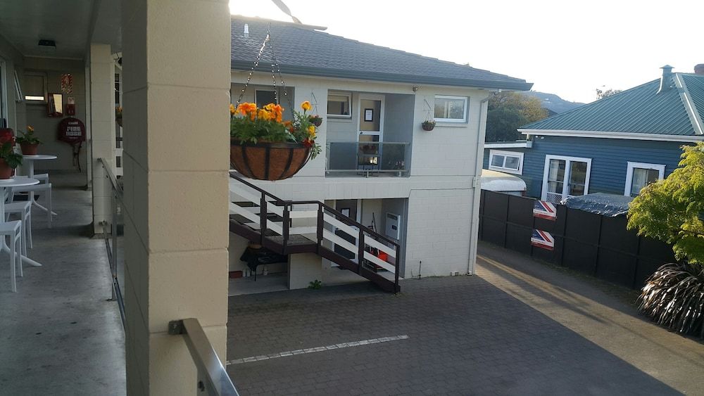 undefined Six on Union 9