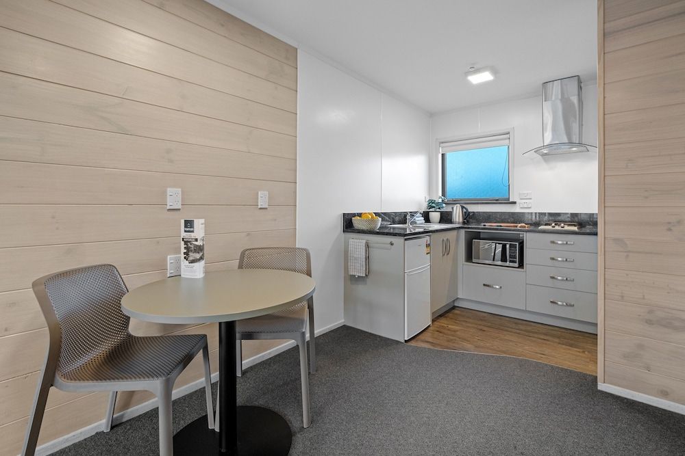 Tasman Holiday Parks- Rotorua Motel Studio Deluxe - Poolside 5