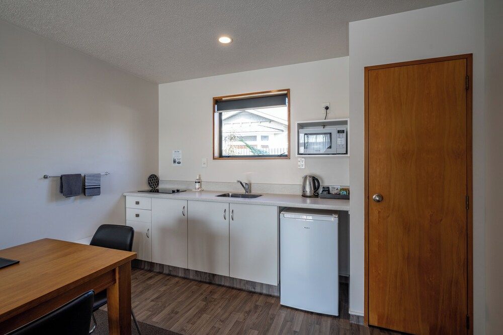 ASURE Highpark Motor Inn One Bedroom Apartment 6