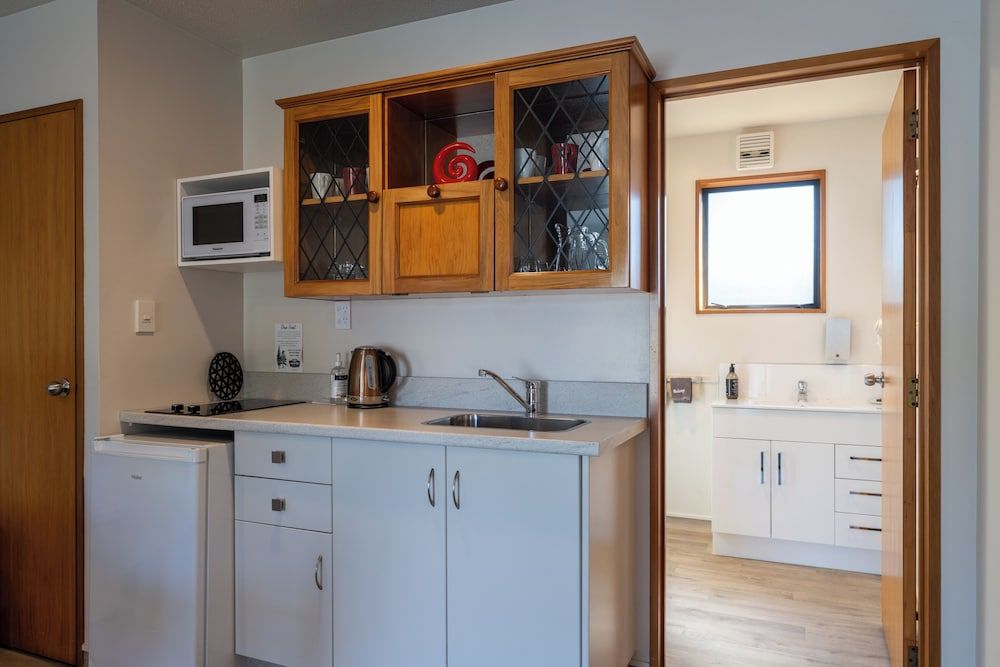 ASURE Highpark Motor Inn Two Bedroom Accessible Shower 4