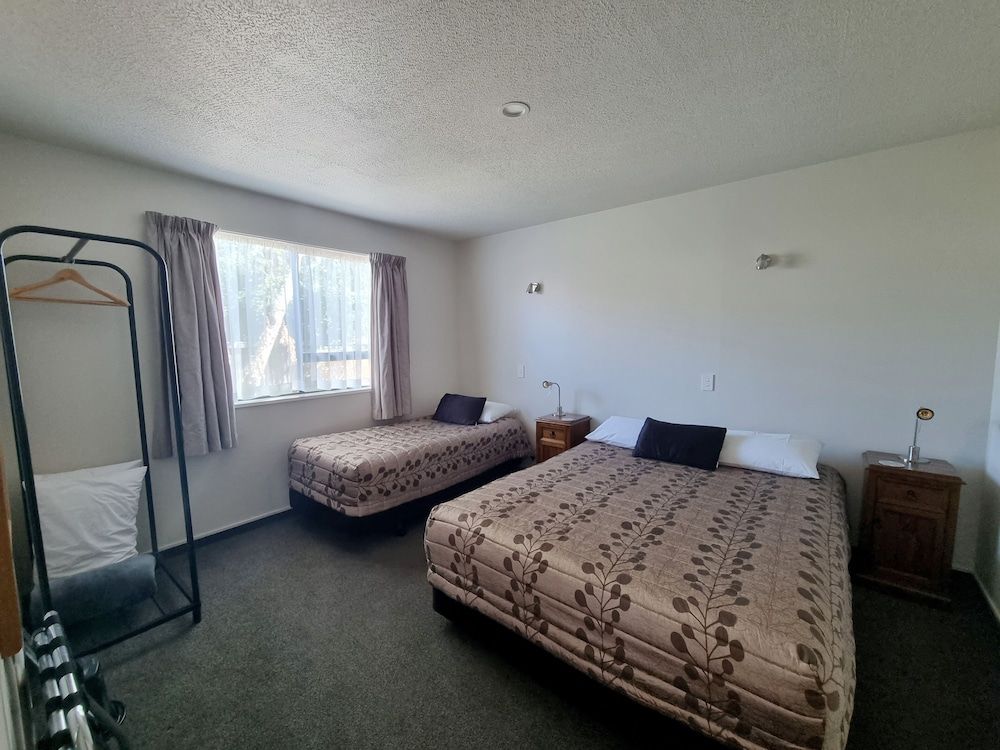 ASURE Highpark Motor Inn Two Bedroom Accessible Shower