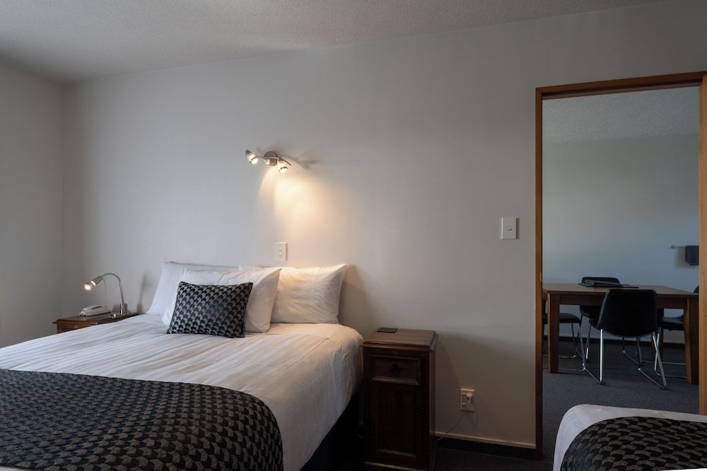 ASURE Highpark Motor Inn One Bedroom Apartment 2