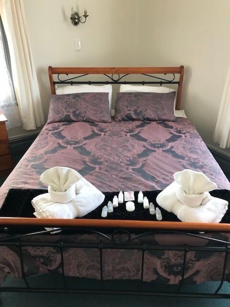 The Kentish Hotel Queen Room 2