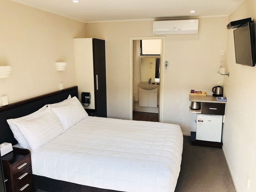 Tudor Court Motor Lodge Executive Studio with Bathtub 2