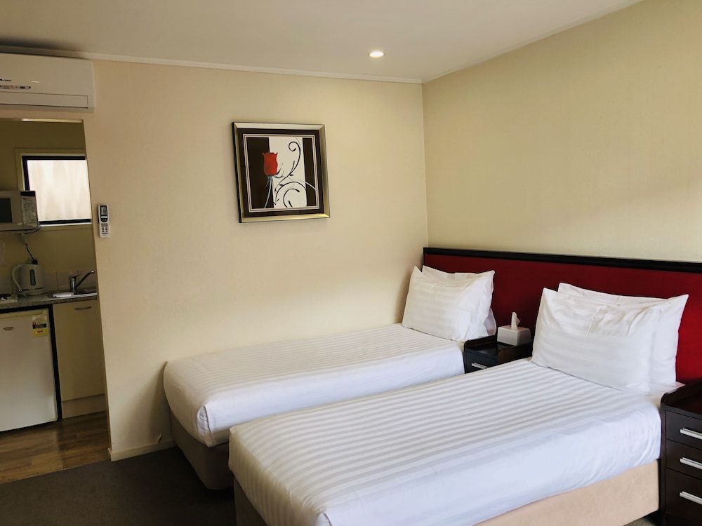 Tudor Court Motor Lodge Twin Bed with Walk-in Shower 3