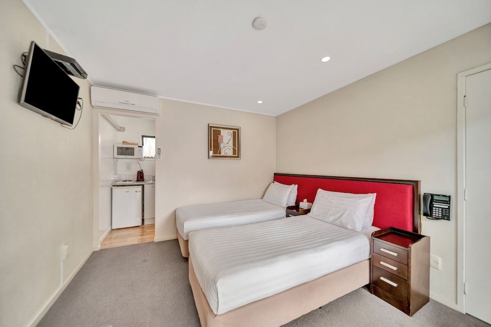 Tudor Court Motor Lodge Twin Bed with Walk-in Shower 6