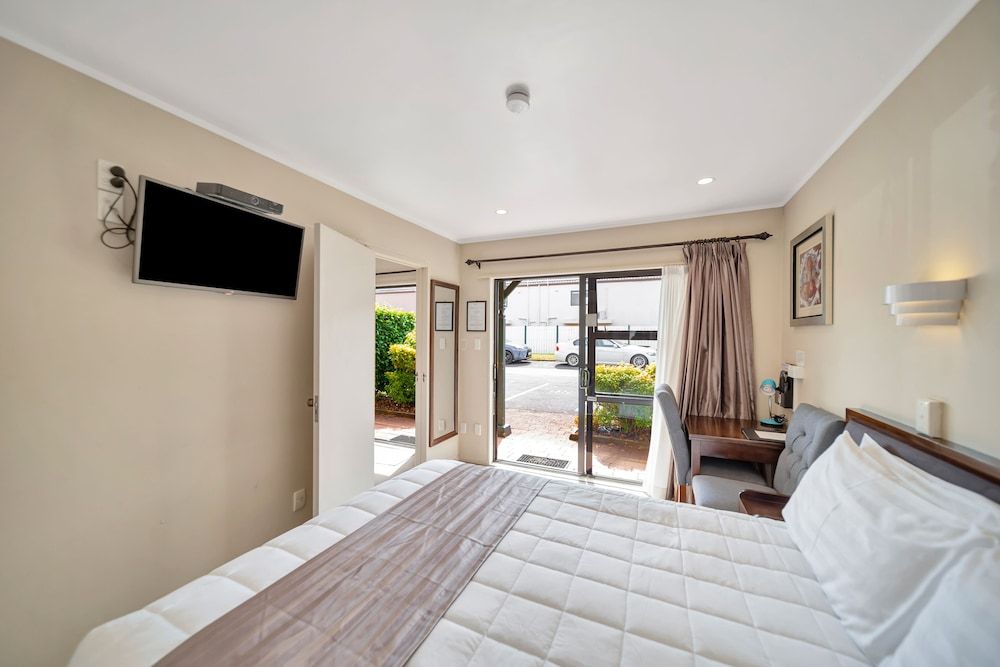 Tudor Court Motor Lodge Family Room, Kitchen 9