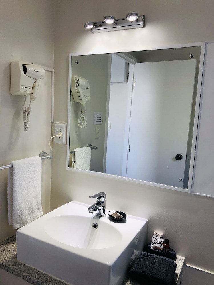 Tudor Court Motor Lodge Twin Bed with Walk-in Shower 11