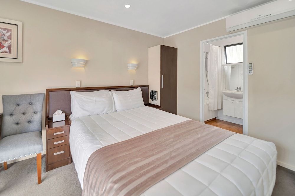 Tudor Court Motor Lodge Executive Studio with Bathtub 4