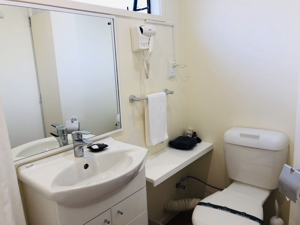 Tudor Court Motor Lodge Executive Studio with Bathtub 7
