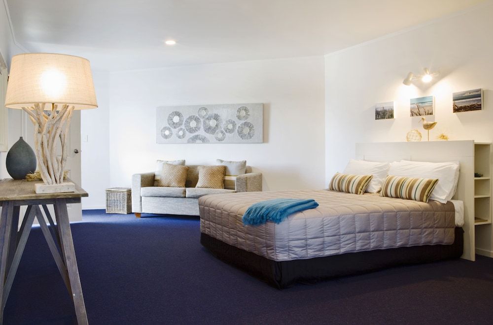 Premier King Spa Studio