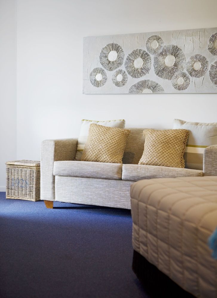 Premier King Spa Studio