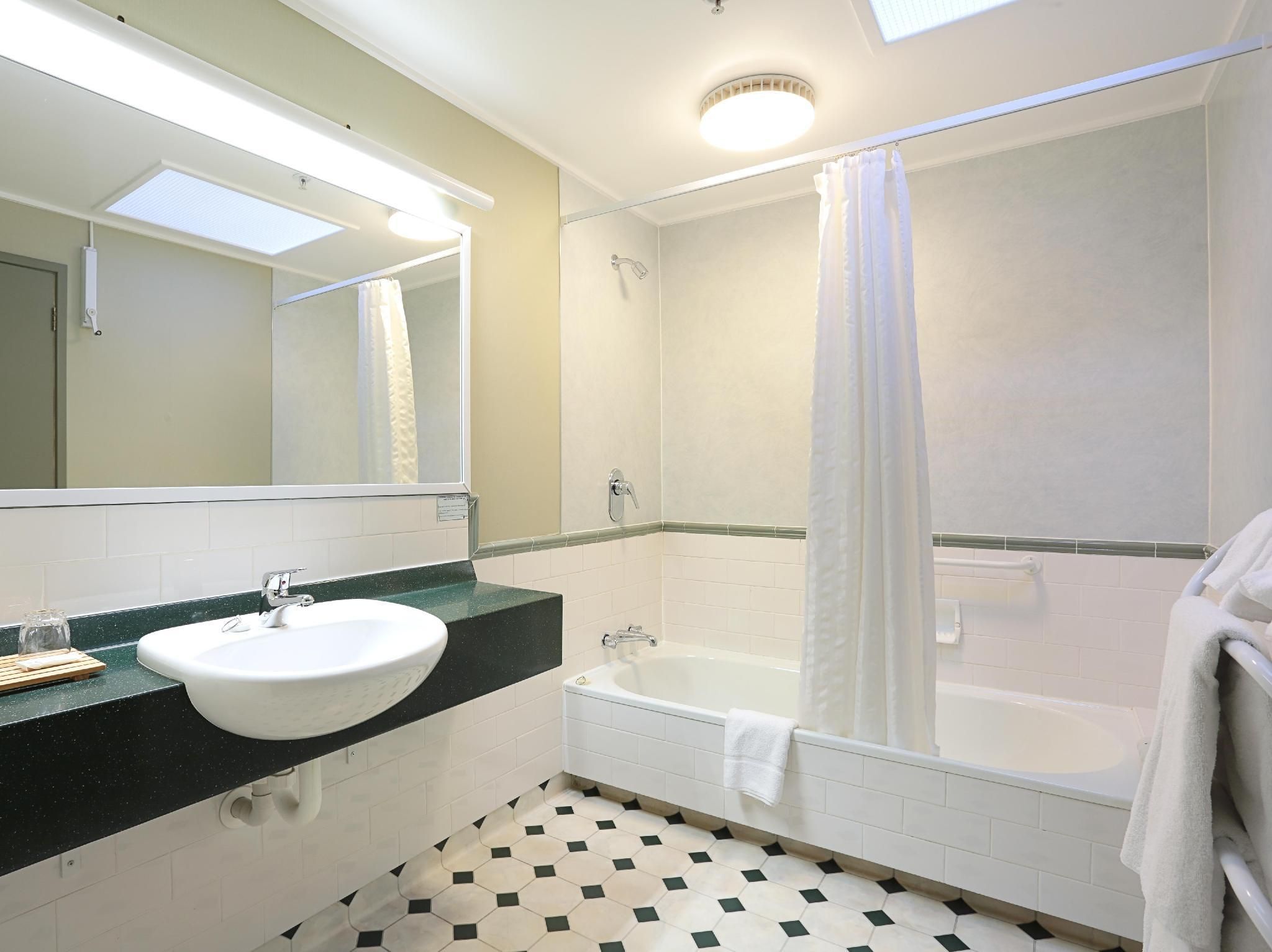 Ascot Park Hotel Classic Queen Queen 3