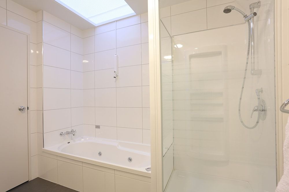 Ascot Park Hotel Apartment, 1 Bedroom, Jetted Tub 3