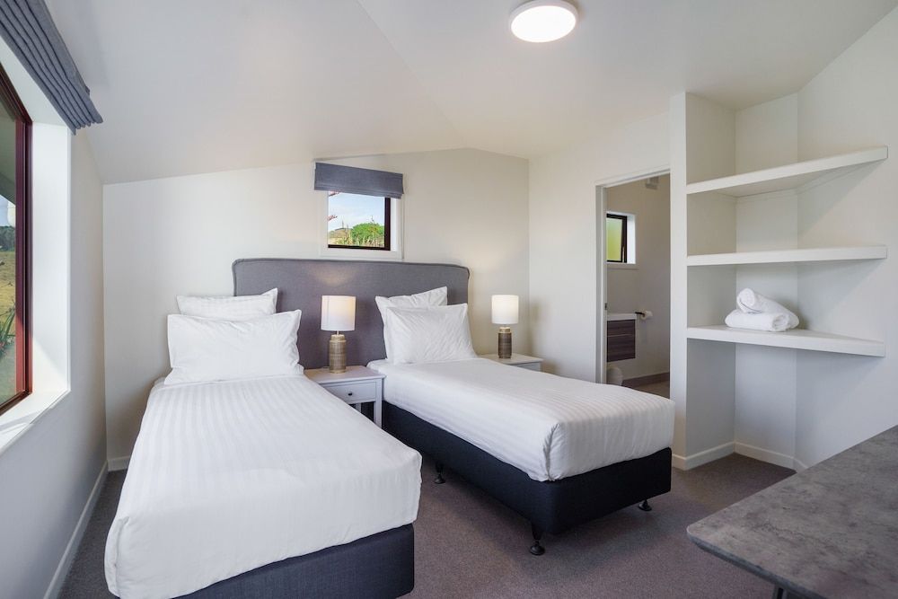 Castaways Resort Deluxe Chalet, 2 Bedrooms, Kitchenette, Ocean View (Chalet) 3