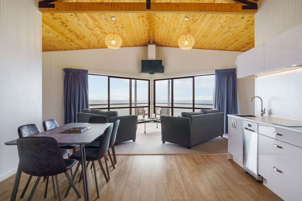 Castaways Resort Deluxe Chalet, 2 Bedrooms, Kitchenette, Ocean View (Chalet) 23