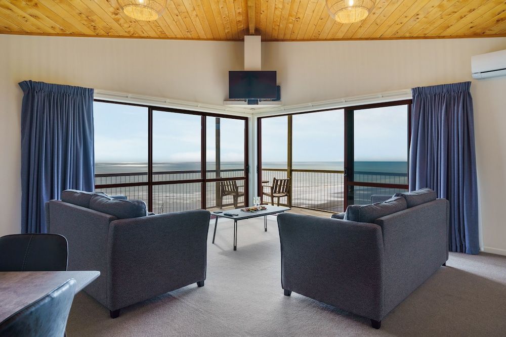 Castaways Resort Deluxe Chalet, 2 Bedrooms, Kitchenette, Ocean View (Chalet) 9