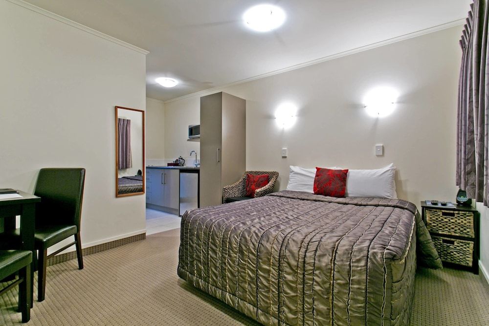 Deluxe Studio, 1 King Bed, Jetted Tub, Courtyard Area