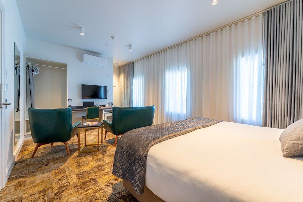 The Grosvenor Suite 3