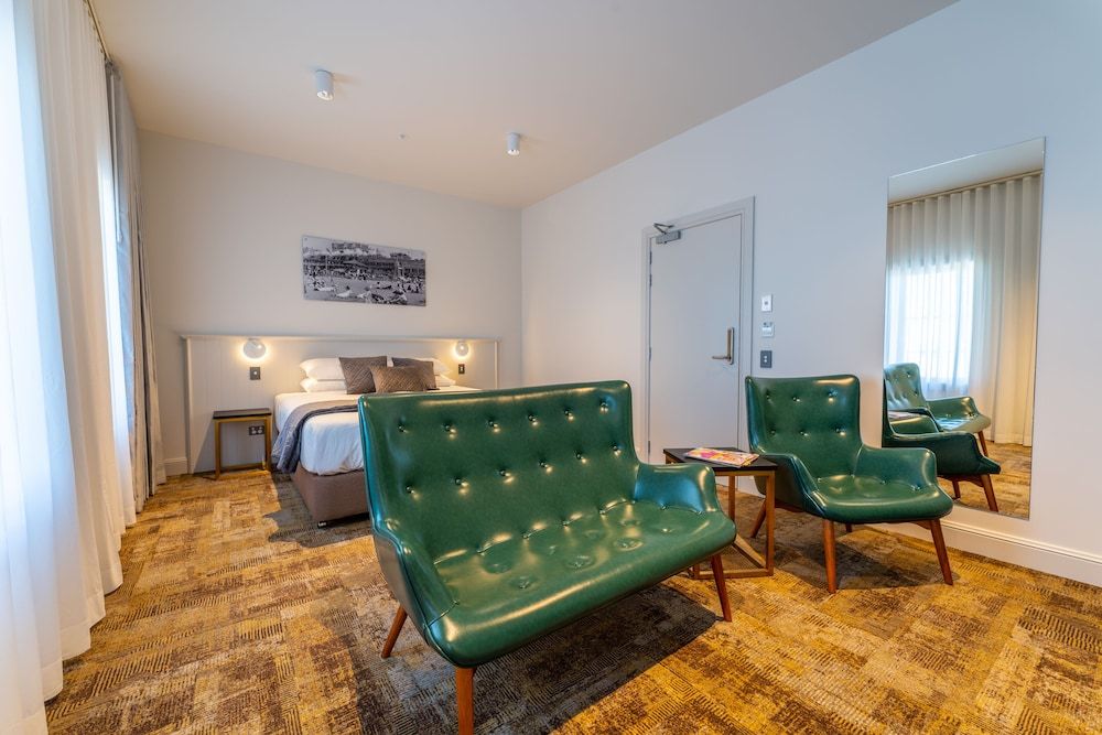 The Grosvenor Suite 7