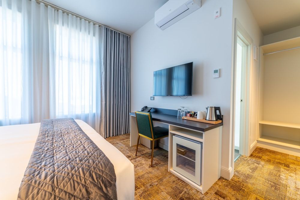 The Grosvenor Suite 6