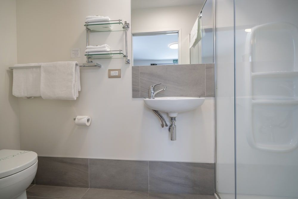 The Olive Motel Small Studio with Queen bed 5