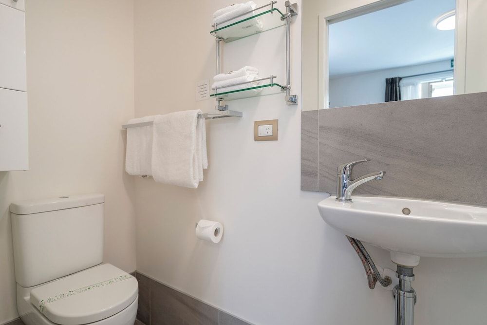 The Olive Motel Small Studio with Queen bed 4