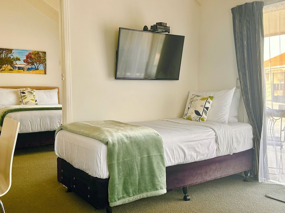 The Olive Motel Premium Suite, 1 Bedroom 2