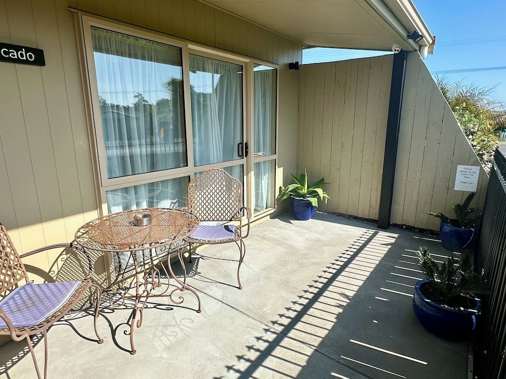 The Olive Motel Small Studio with Queen bed 2