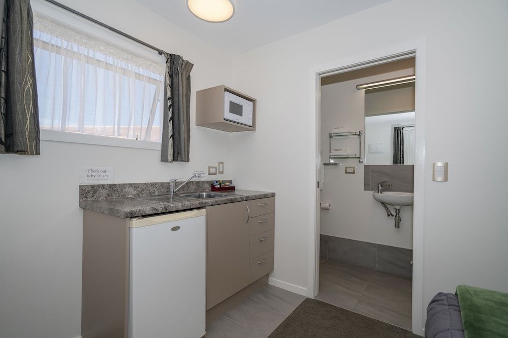 The Olive Motel Small Studio with Queen bed 3