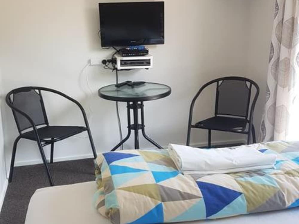 Alpine Adventure Holiday Park Standard Cabin, 1 Queen Bed (Shared Bathroom) 2