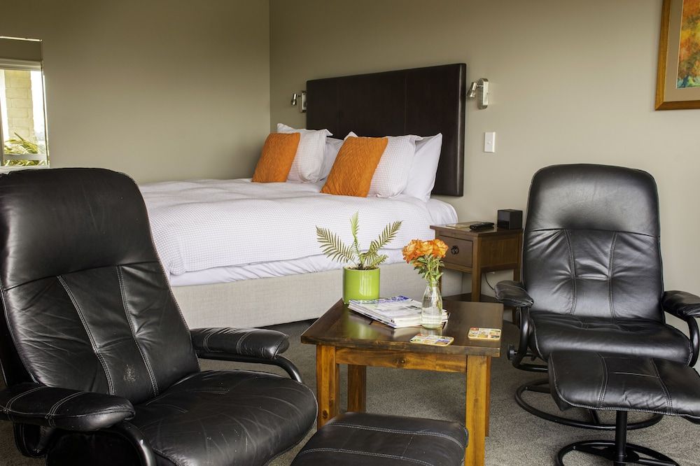Superior King Room with Mountain View (Harakeke)