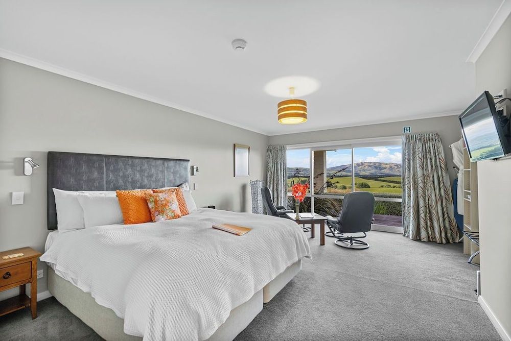 Superior King Room with Mountain View (Harakeke)