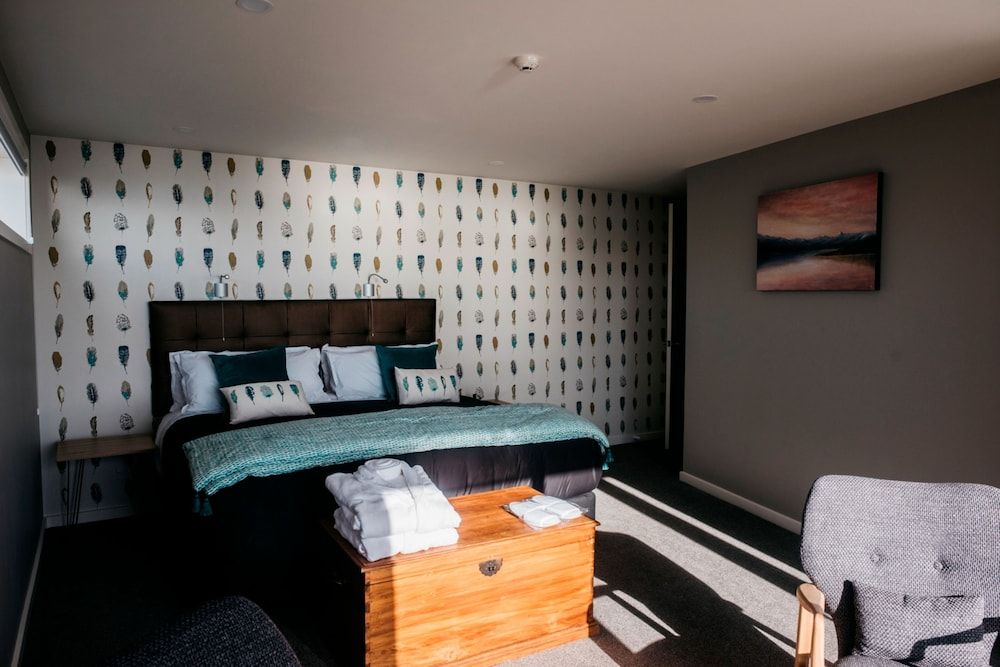 Lake View Suite