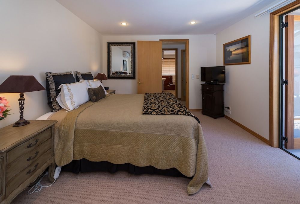 Premier Suite, 1 King Bed, Private Bathroom
