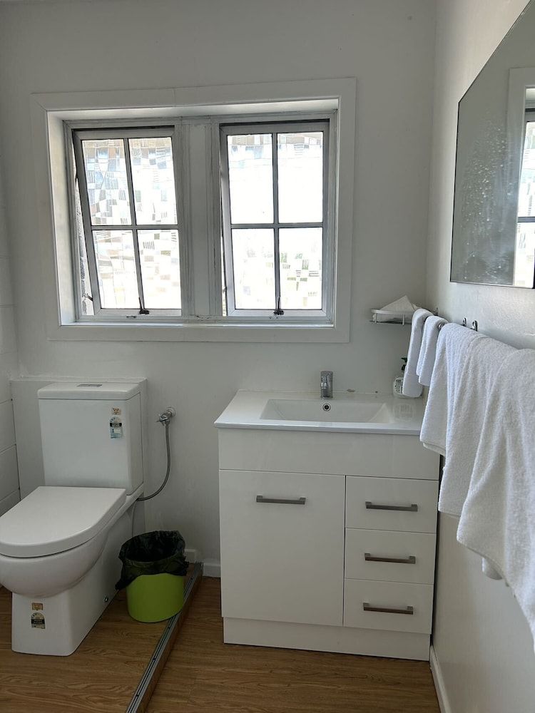 Tudor Motor Lodge One-Bedroom Apartment 4