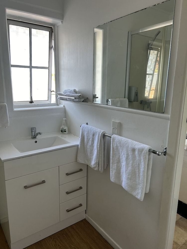 Tudor Motor Lodge Two-Bedroom Apartment 4