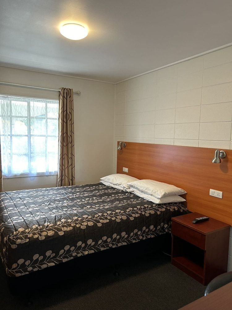 Tudor Motor Lodge One-Bedroom Apartment