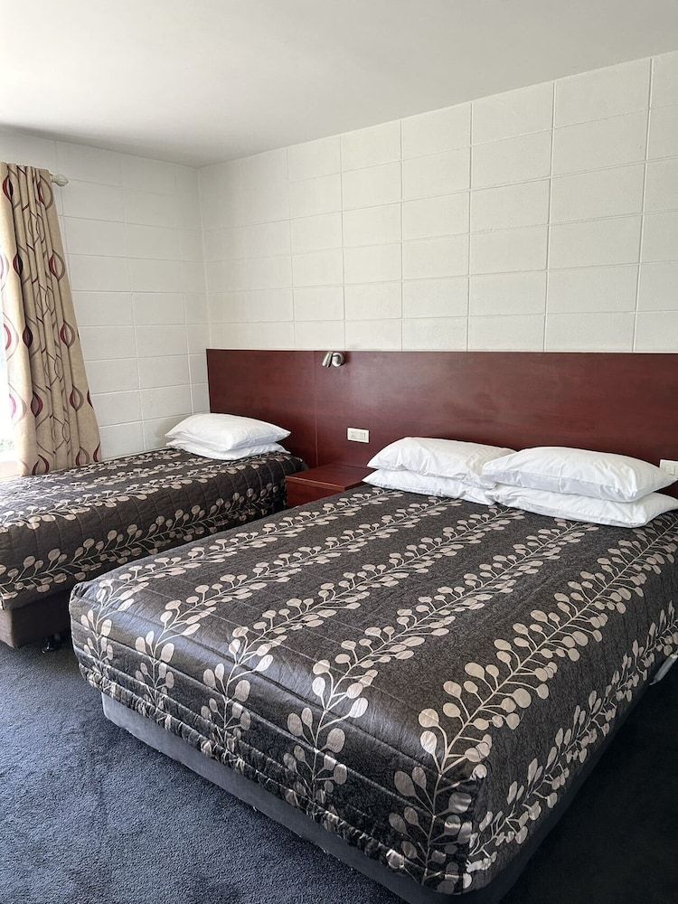 Tudor Motor Lodge Triple Studio