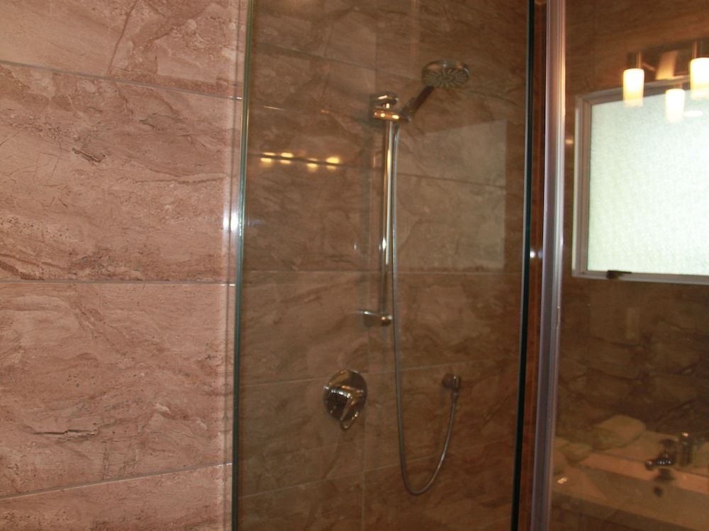 Asure Camelot Arms Motor Lodge Premium Studio Deluxe 4