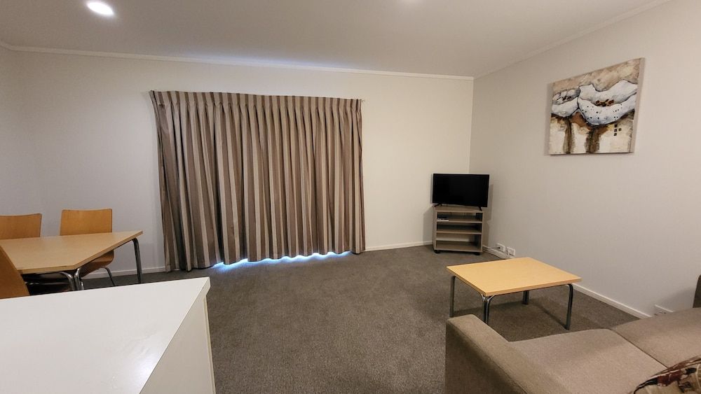 Manukau Motor Lodge Standard Room, 1 Bedroom, Ensuite 8