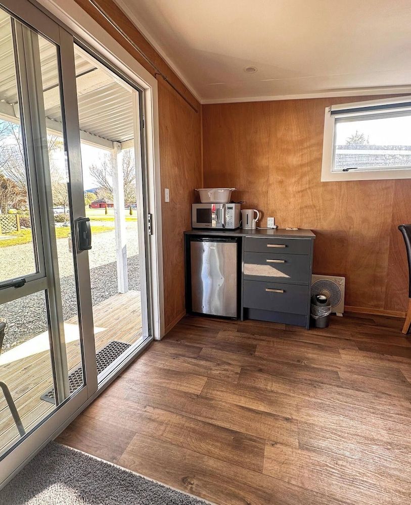 Parklands Motorlodge Standard Cabin 5PAX (shared amenities) 4