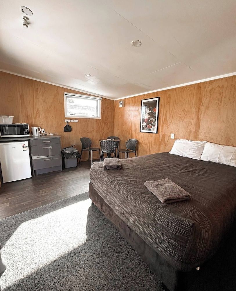 Parklands Motorlodge Standard Cabin 5PAX (shared amenities) 2