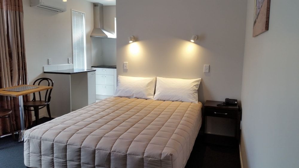 Queen Studio with Bath (3 Adults)