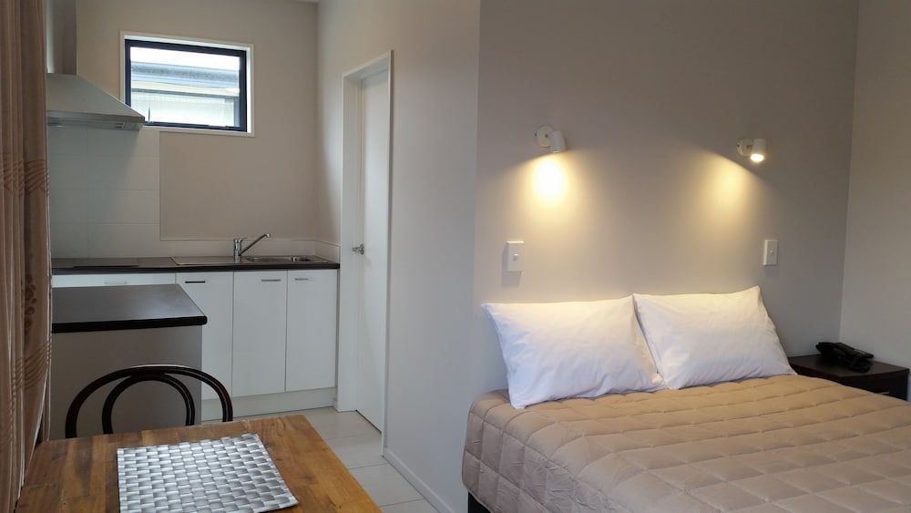 Queen Studio with Bath (3 Adults)