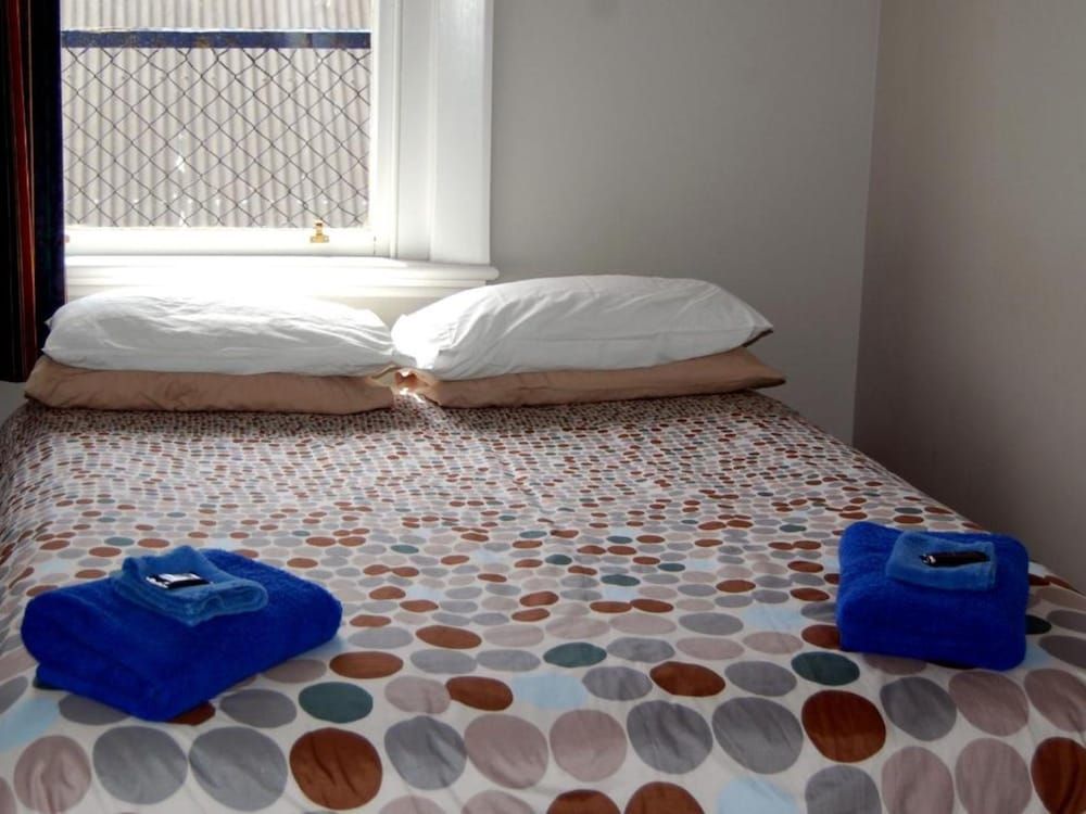 The Blue Pub Queen Room 4