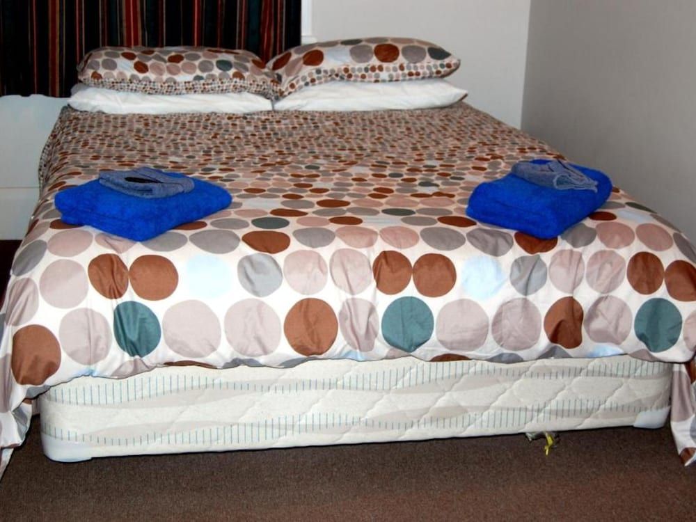 The Blue Pub Queen Room