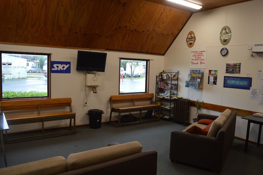 Dunedin Holiday Park & Motels TV Cabin, Shared Bathroom (linen not included) 2
