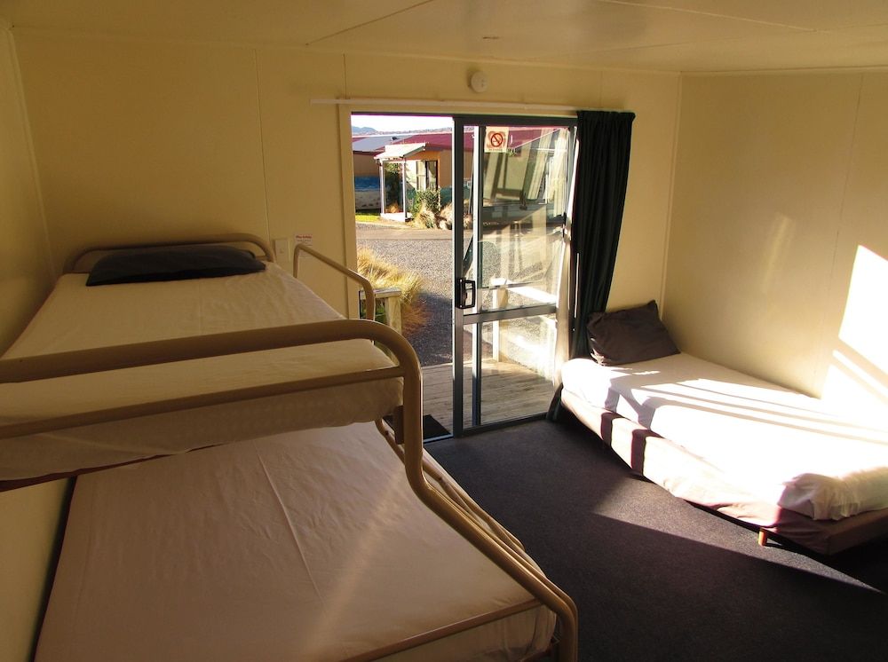 Dunedin Holiday Park & Motels TV Cabin, Shared Bathroom (linen not included) 3